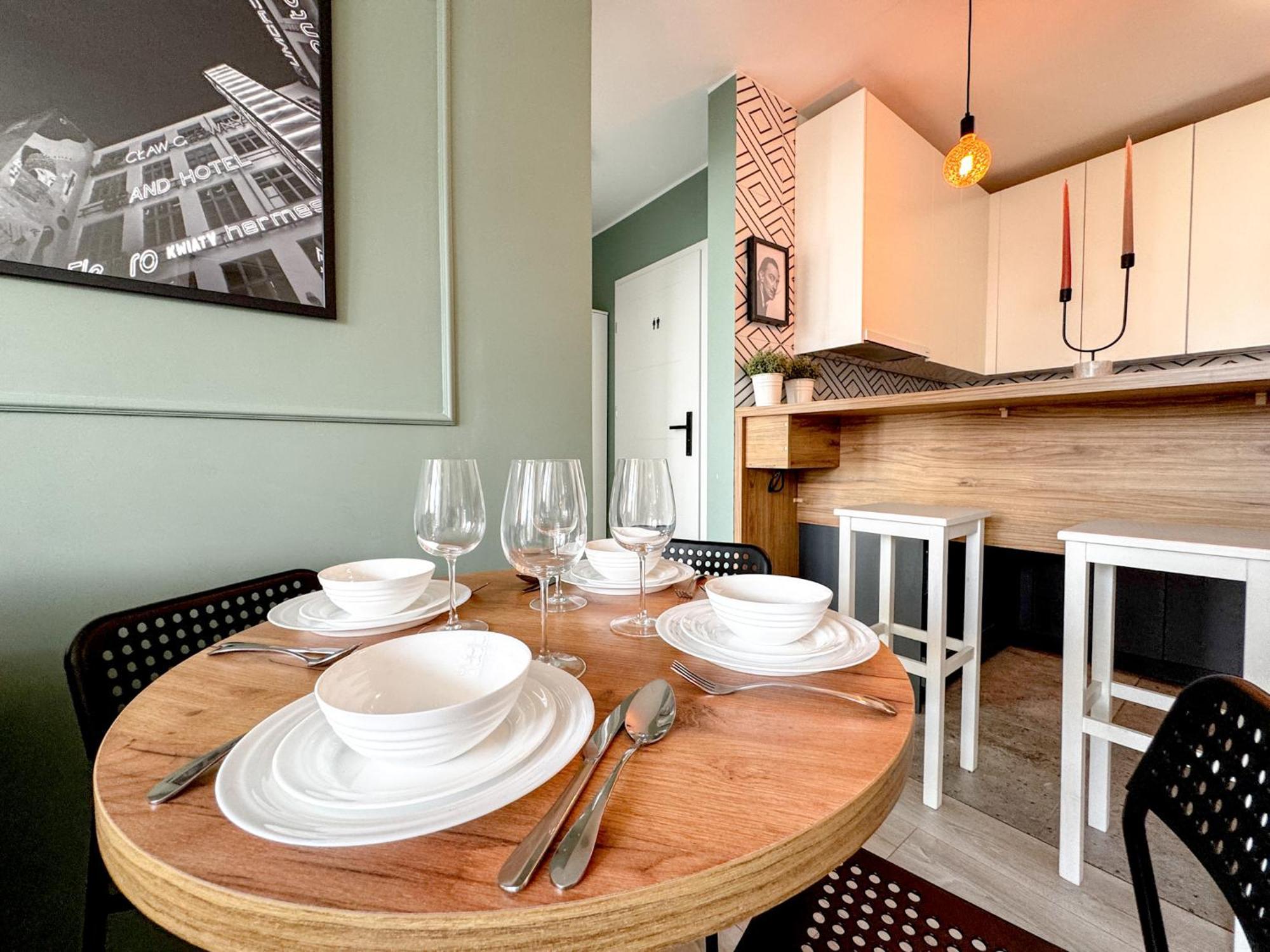 2mins Skytower! Stylish 2bd Kitchen, Balcony! Near Train *