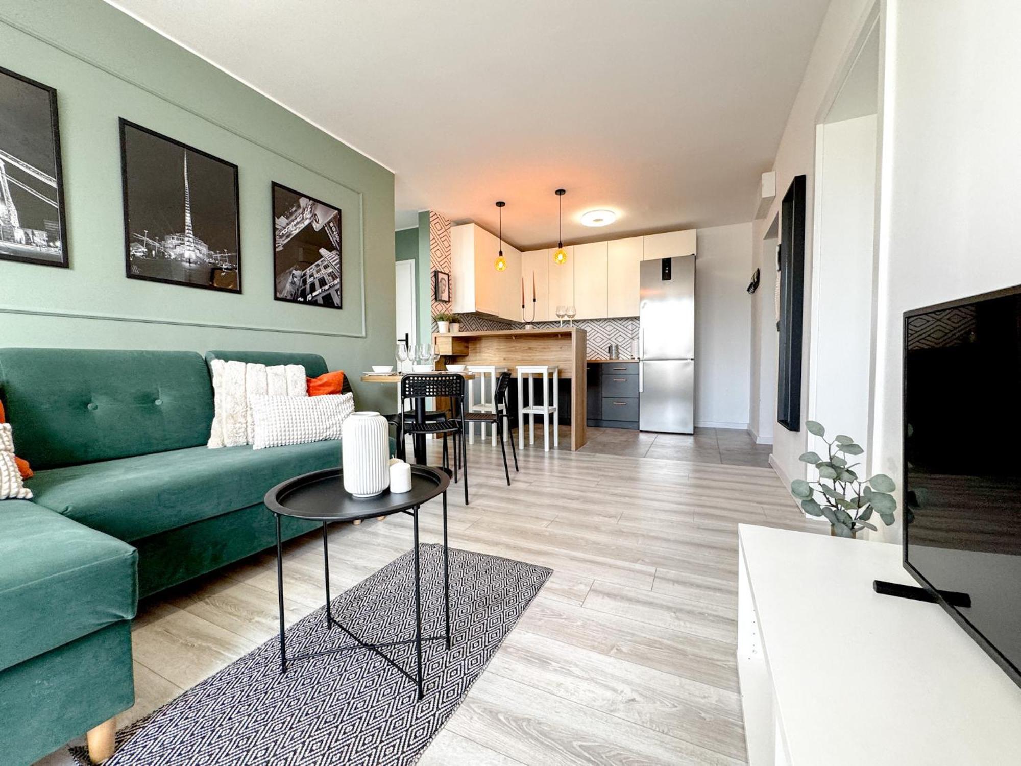2mins Skytower! Stylish 2bd Kitchen, Balcony! Near Train Wrocław
