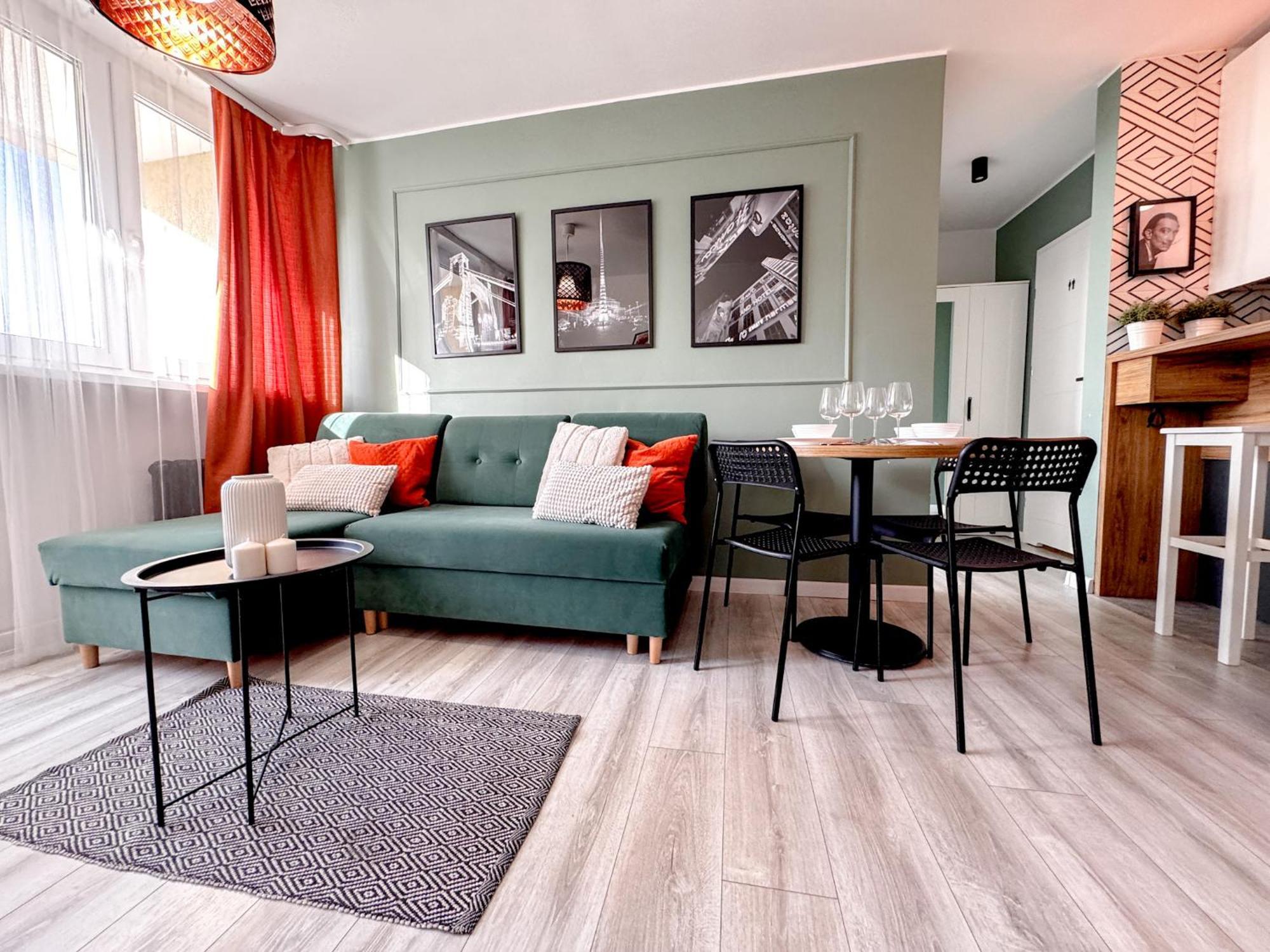 2mins Skytower! Stylish 2bd Kitchen, Balcony! Near Train * Wrocław