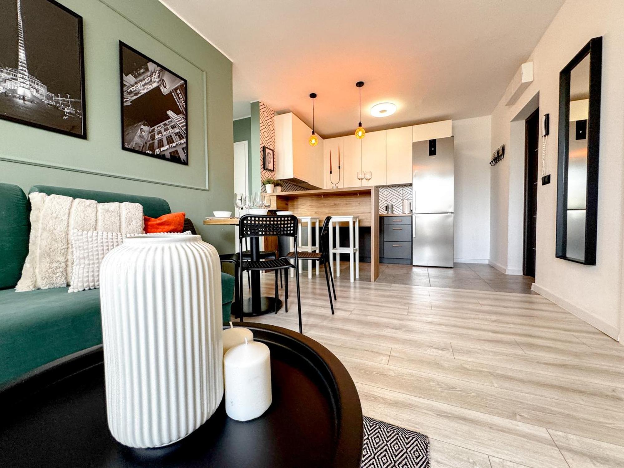 2mins Skytower! Stylish 2bd Kitchen, Balcony! Near Train