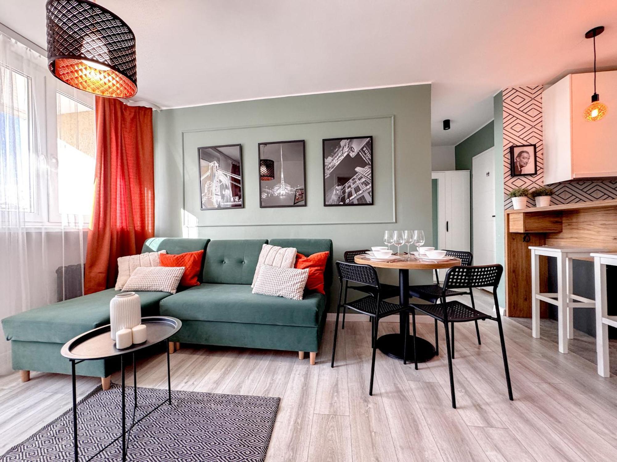 2mins Skytower! Stylish 2bd Kitchen, Balcony! Near Train Leilighet