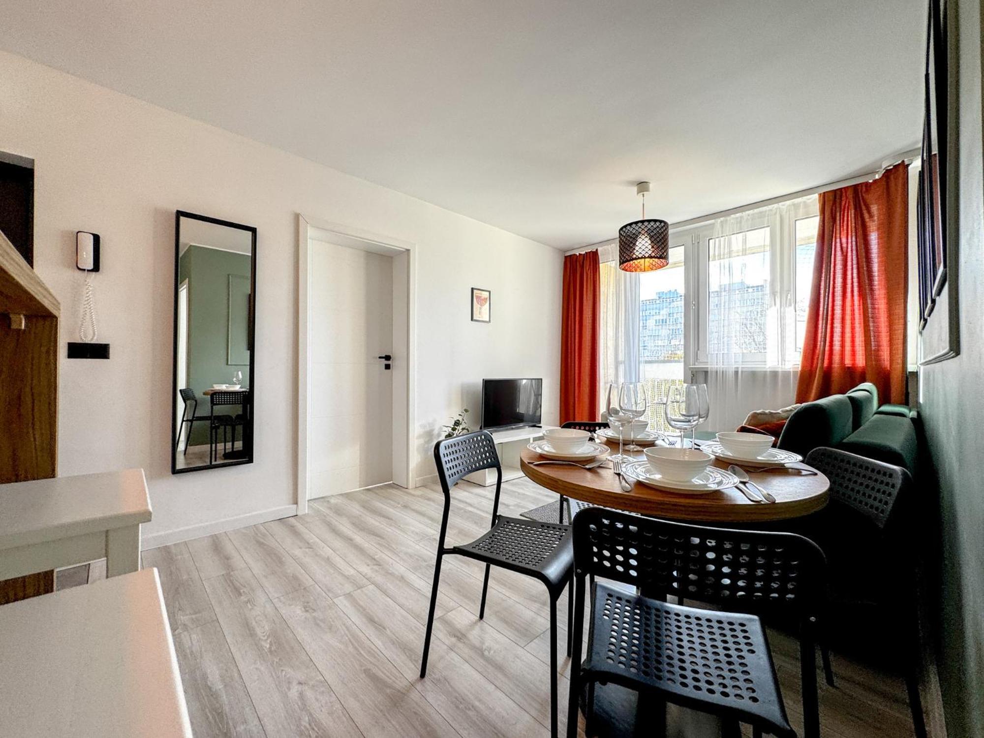 2mins Skytower! Stylish 2bd Kitchen, Balcony! Near Train * Wrocław