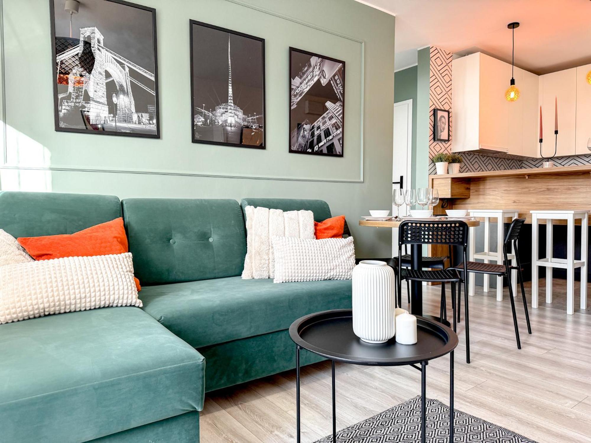 2mins Skytower! Stylish 2bd Kitchen, Balcony! Near Train *