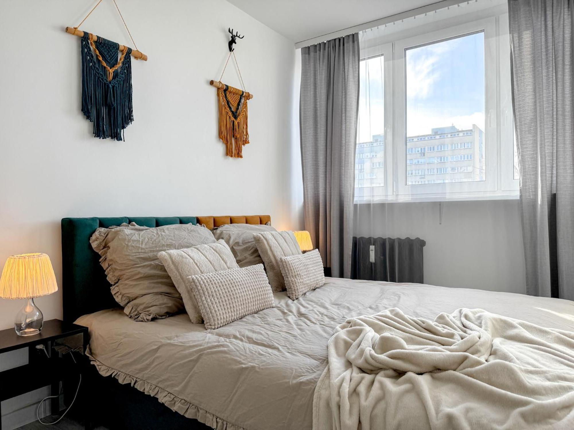 2mins Skytower! Stylish 2bd Kitchen, Balcony! Near Train Wrocław