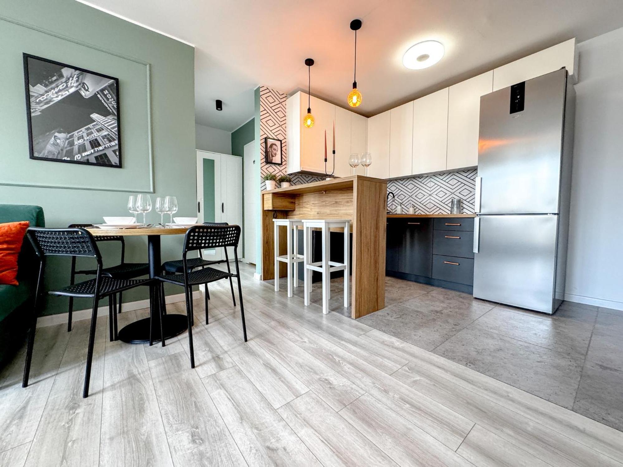 2mins Skytower! Stylish 2bd Kitchen, Balcony! Near Train * Wrocław