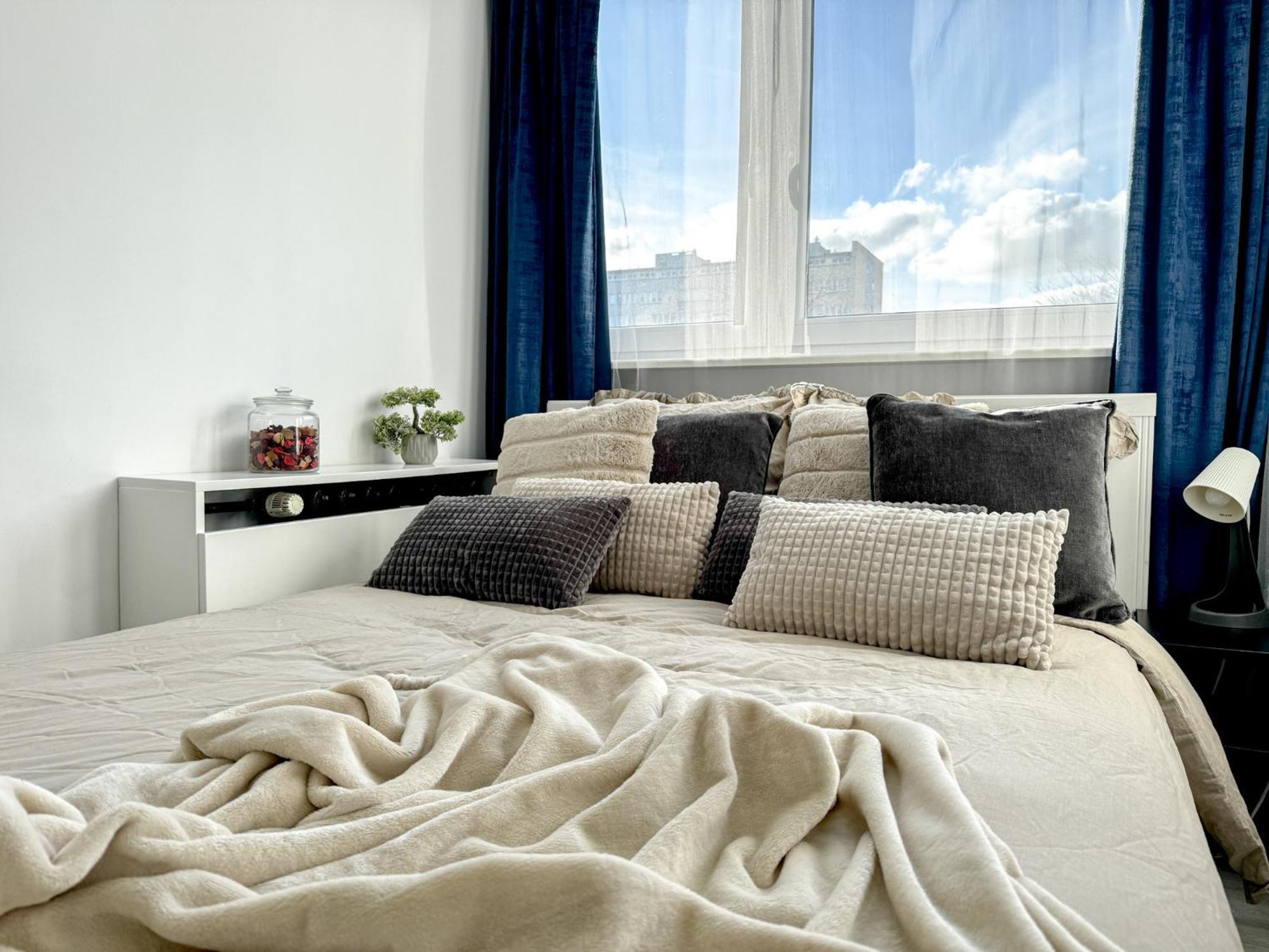 Leilighet 2mins Skytower! Stylish 2bd Kitchen, Balcony! Near Train *
