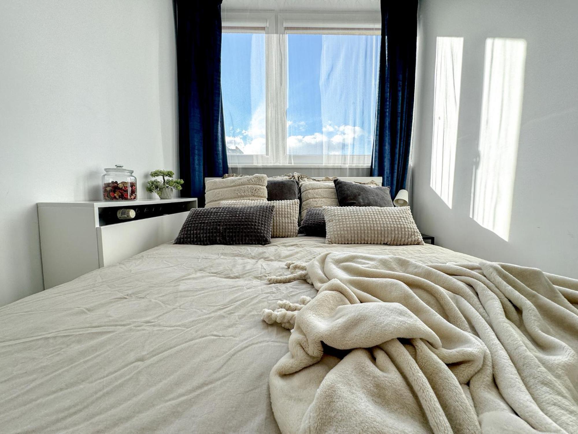 2mins Skytower! Stylish 2bd Kitchen, Balcony! Near Train Leilighet Wrocław