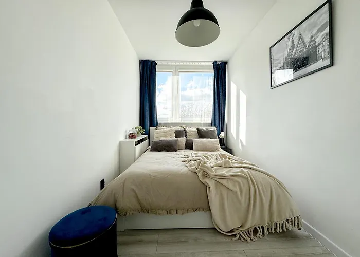 2Mins Skytower! Stylish 2Bd Kitchen, Balcony! Near Train