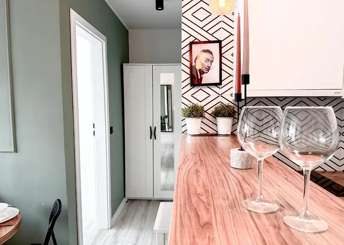 2Mins Skytower! Stylish 2Bd Kitchen, Balcony! Near Train