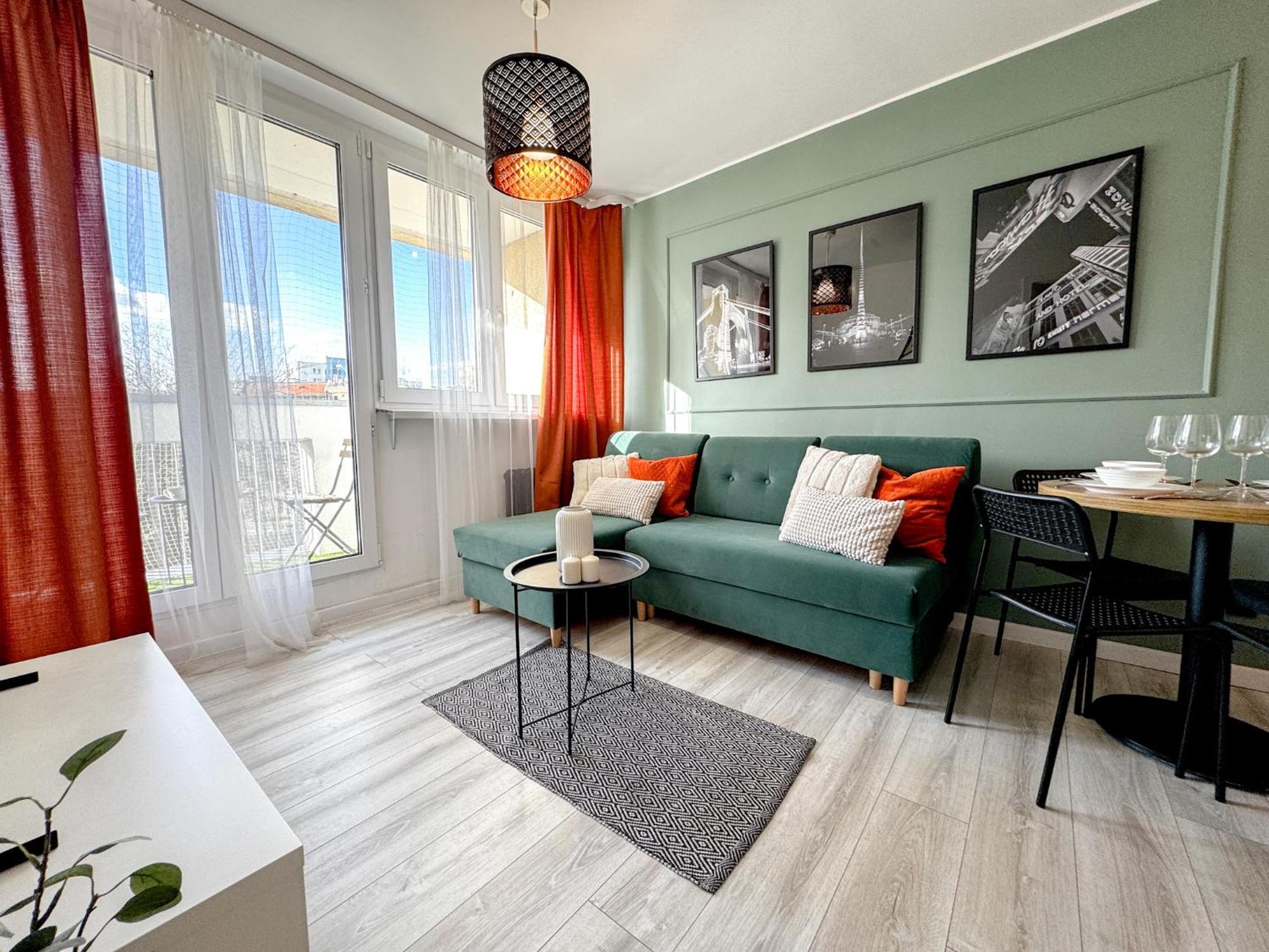 2mins Skytower! Stylish 2bd Kitchen, Balcony! Near Train *