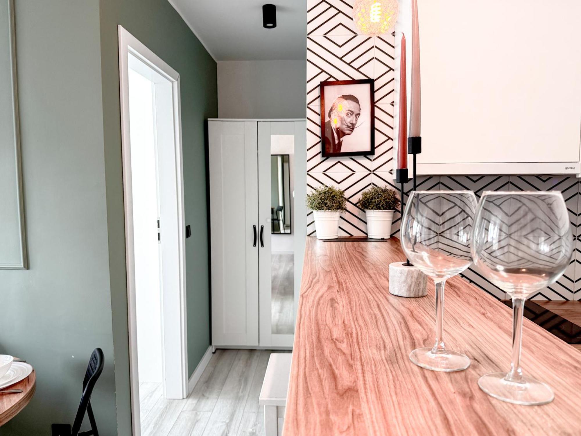 2mins Skytower! Stylish 2bd Kitchen, Balcony! Near Train *