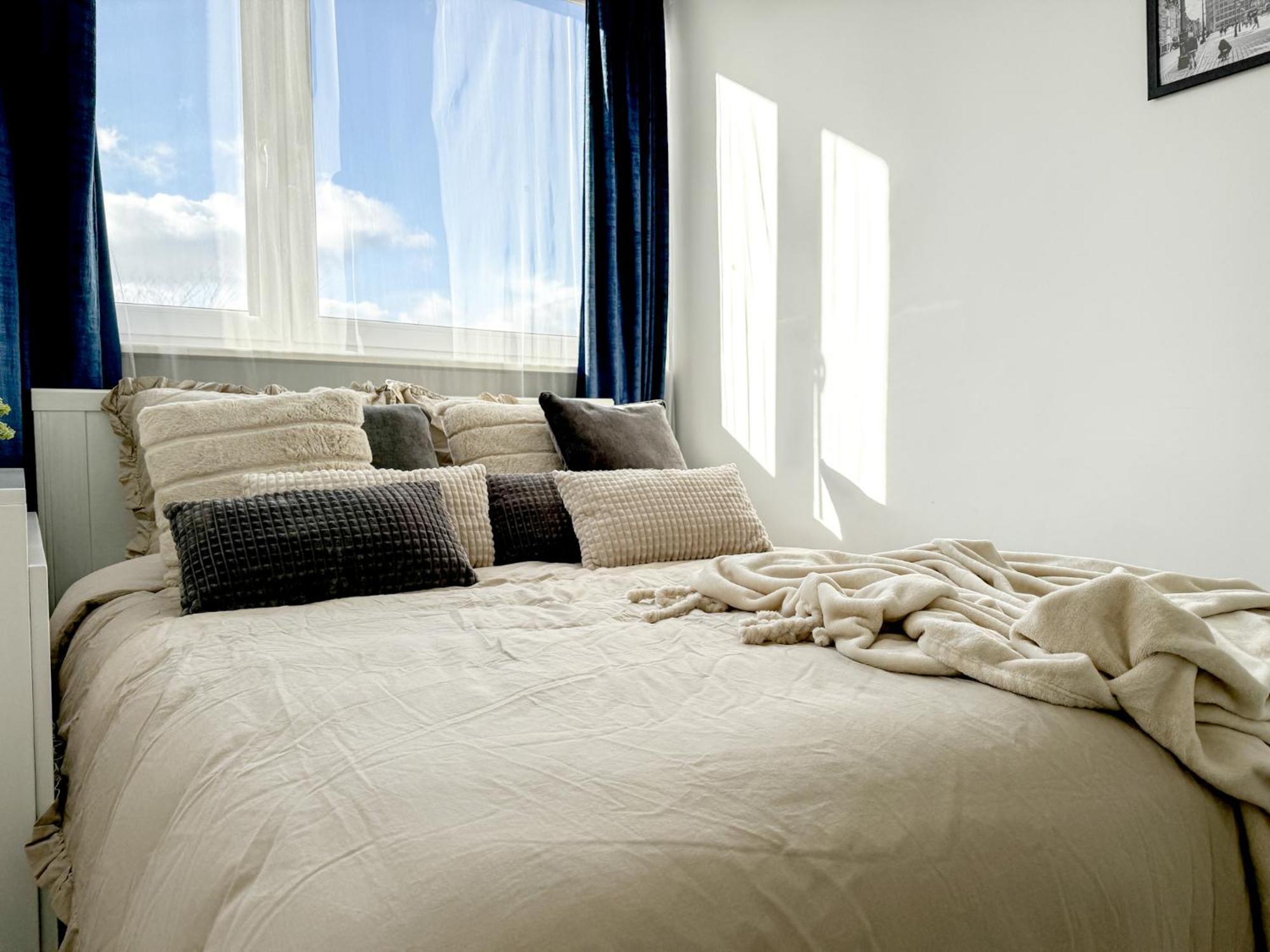 2mins Skytower! Stylish 2bd Kitchen, Balcony! Near Train *