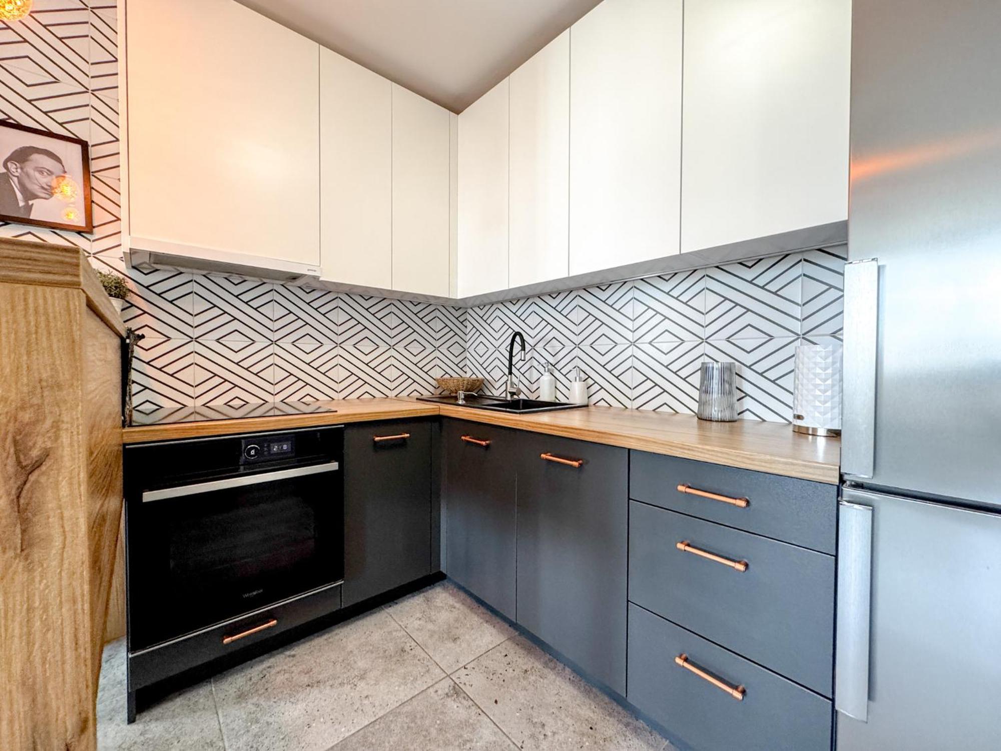 2mins Skytower! Stylish 2bd Kitchen, Balcony! Near Train Apartment Wroclaw