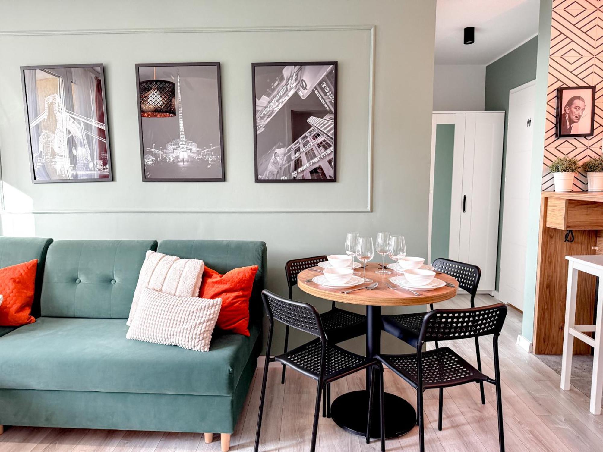 2mins Skytower! Stylish 2bd Kitchen, Balcony! Near Train *