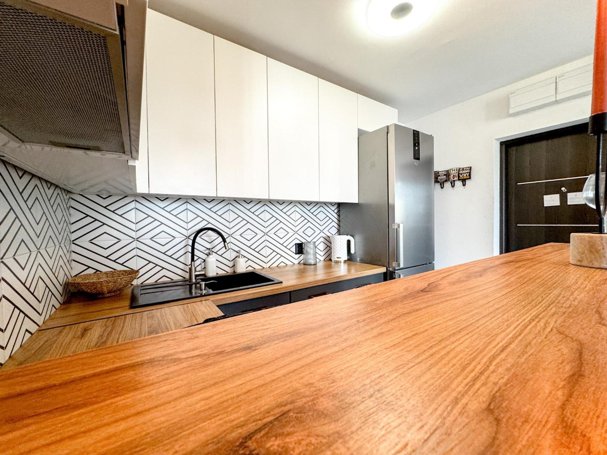 2mins Skytower! Stylish 2bd Kitchen, Balcony! Near Train Wroclaw