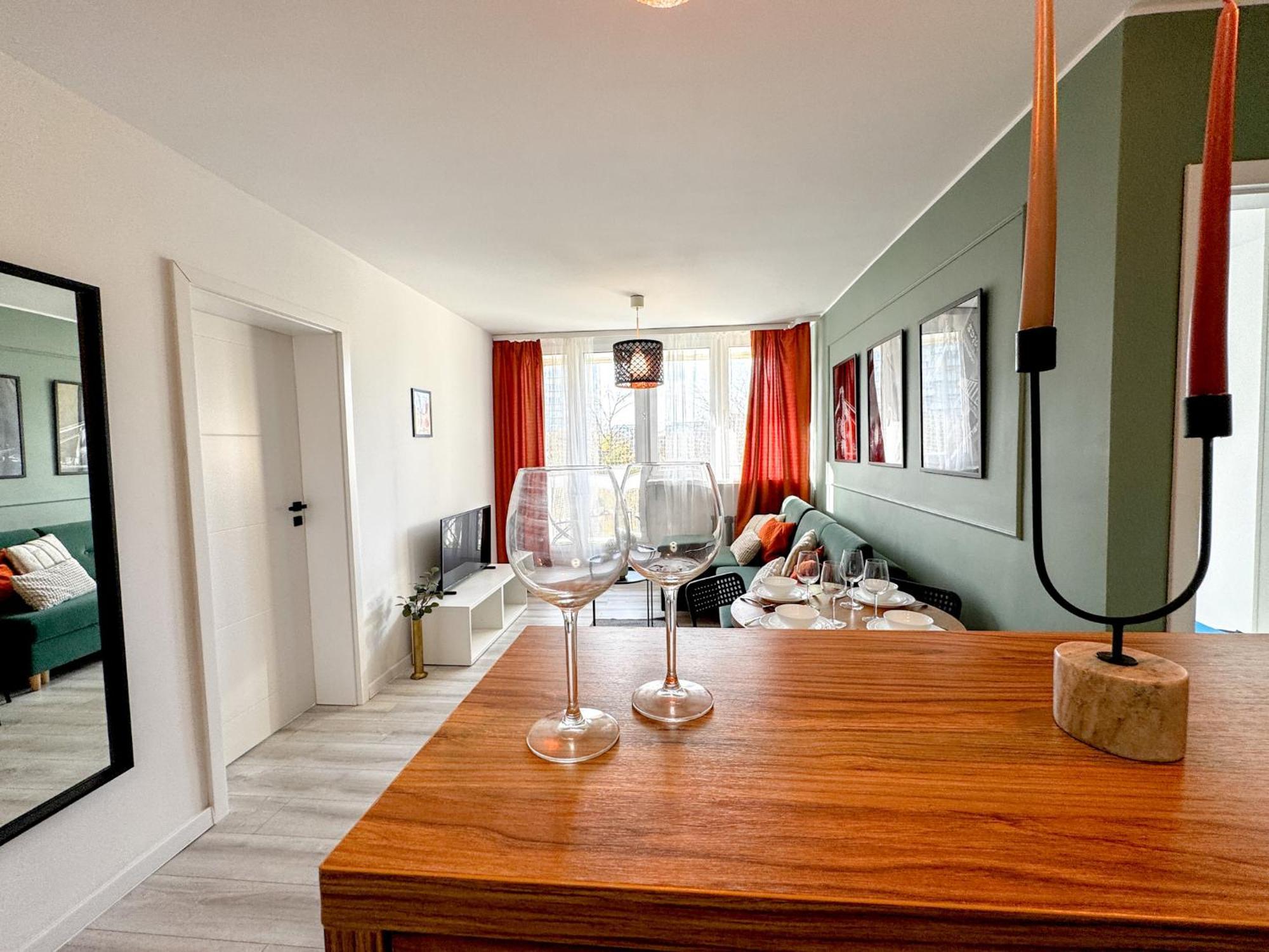 2mins Skytower! Stylish 2bd Kitchen, Balcony! Near Train * Wroclaw