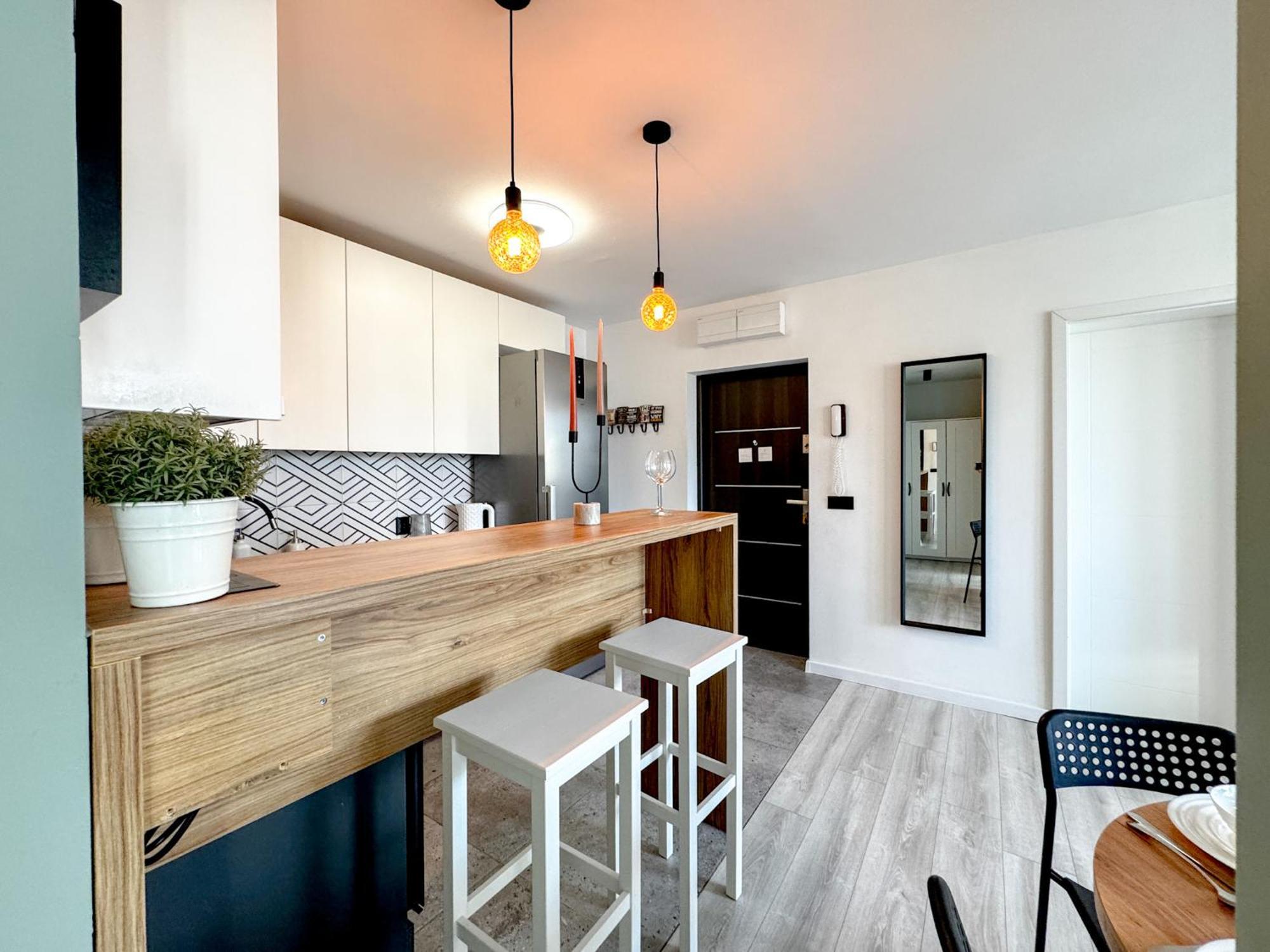 Apartment 2mins Skytower! Stylish 2bd Kitchen, Balcony! Near Train Wroclaw
