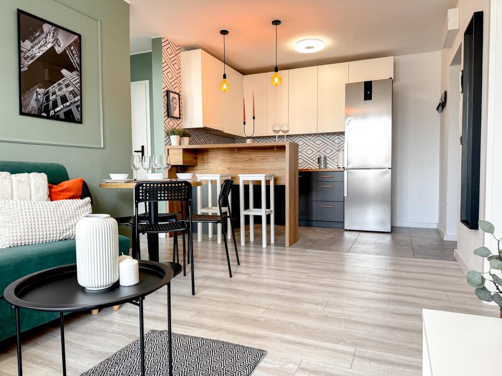Apartment 2mins Skytower! Stylish 2bd Kitchen, Balcony! Near Train Wroclaw