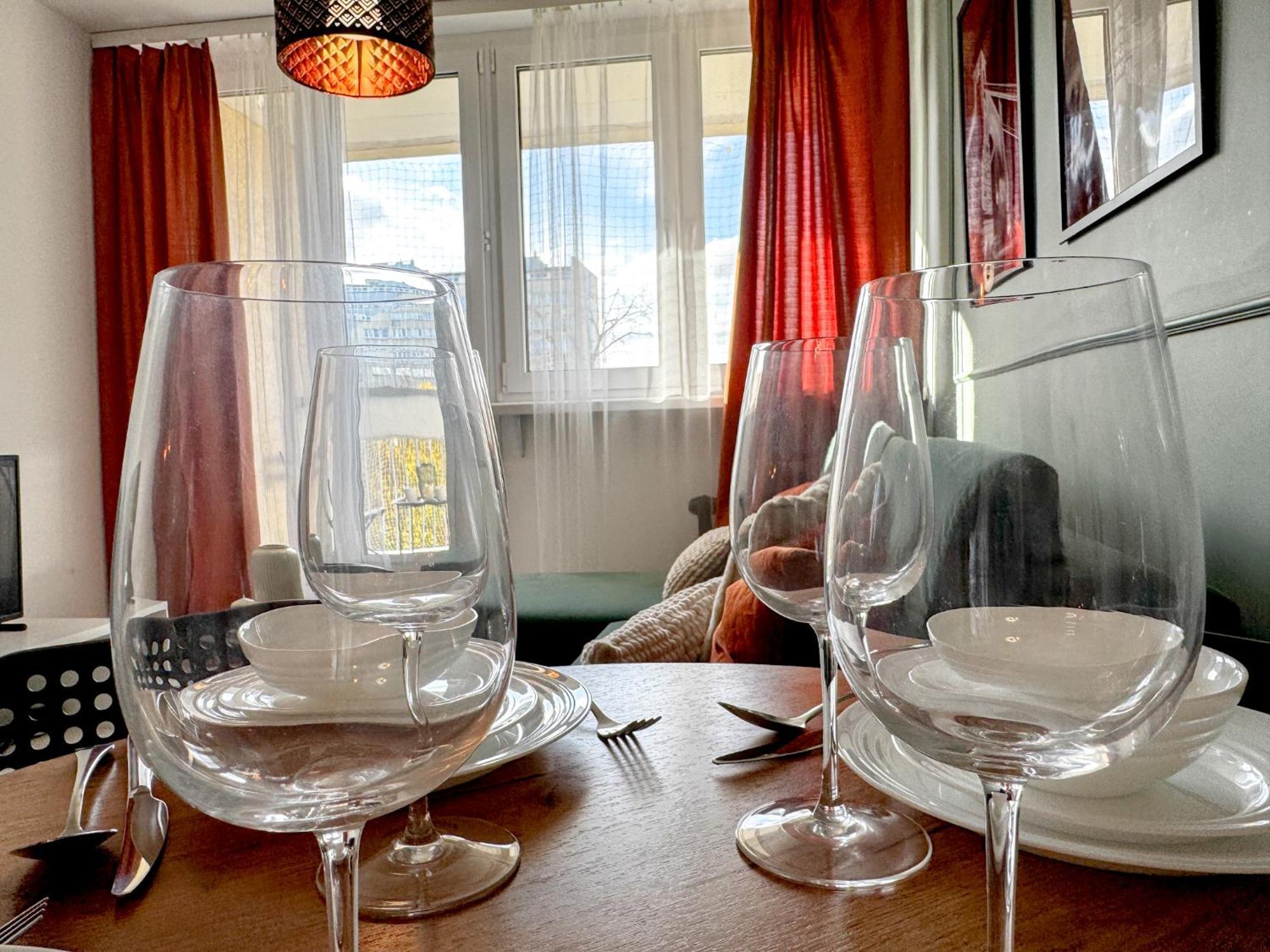 Apartment 2mins Skytower! Stylish 2bd Kitchen, Balcony! Near Train Wroclaw