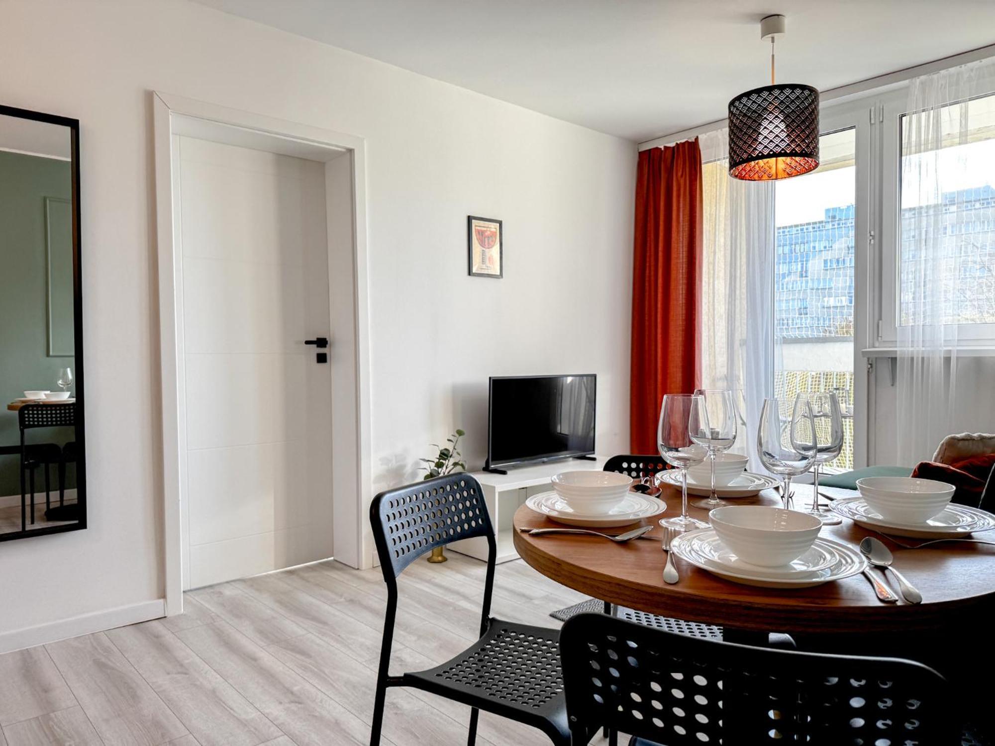 2mins Skytower! Stylish 2bd Kitchen, Balcony! Near Train * Wroclaw