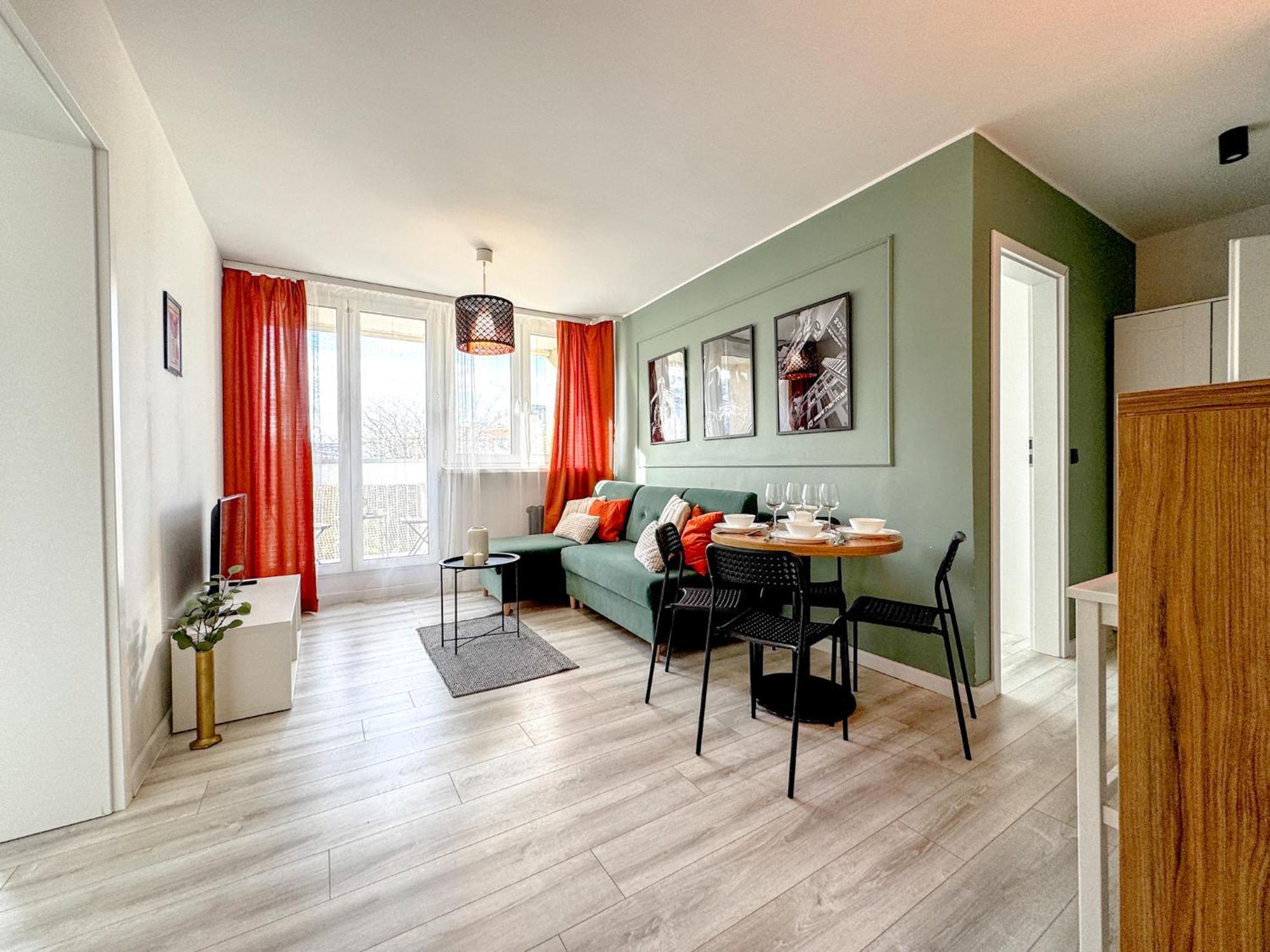 2mins Skytower! Stylish 2bd Kitchen, Balcony! Near Train * Wroclaw